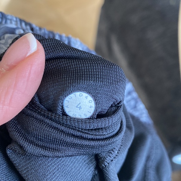 Lululemon darling black/gray floral pattern running short, with liner Size 4 - Picture 4 of 7